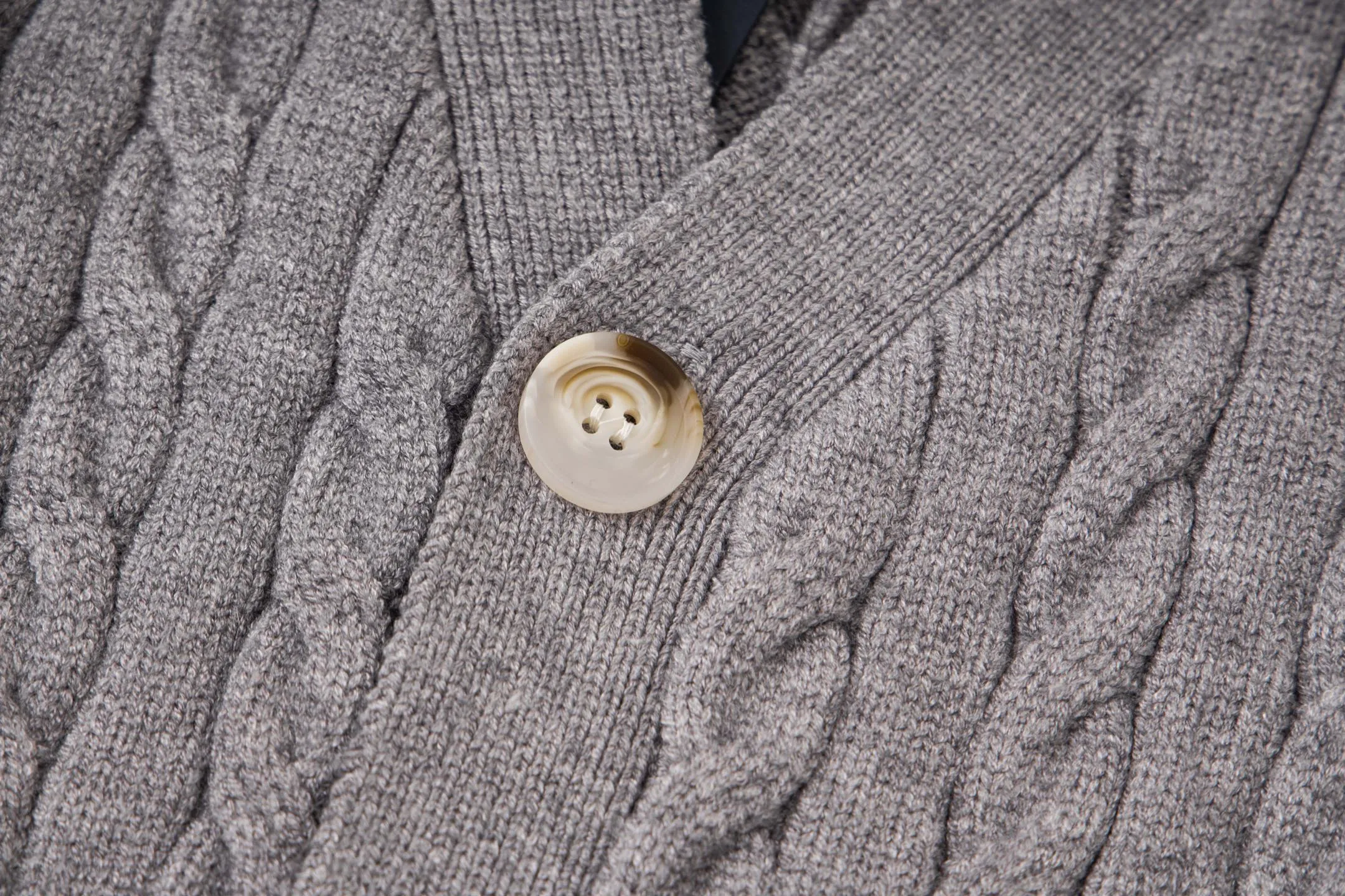 P210 model number: Y198 Ralph Lauren men's cardigan jacket men's hemp flower cardigan. The version is really good-looking. It can be worn alone or as a jacket to be worn inside or outside. The upper body shows personal fashion charm. Four colors are available. Same style for men and women. A must-see item for new summer products. Hang tag. Hanging beads. Washable packaging bag. Full set of accessories. Very good appearance. Super exquisite workmanship. Size: S-XL